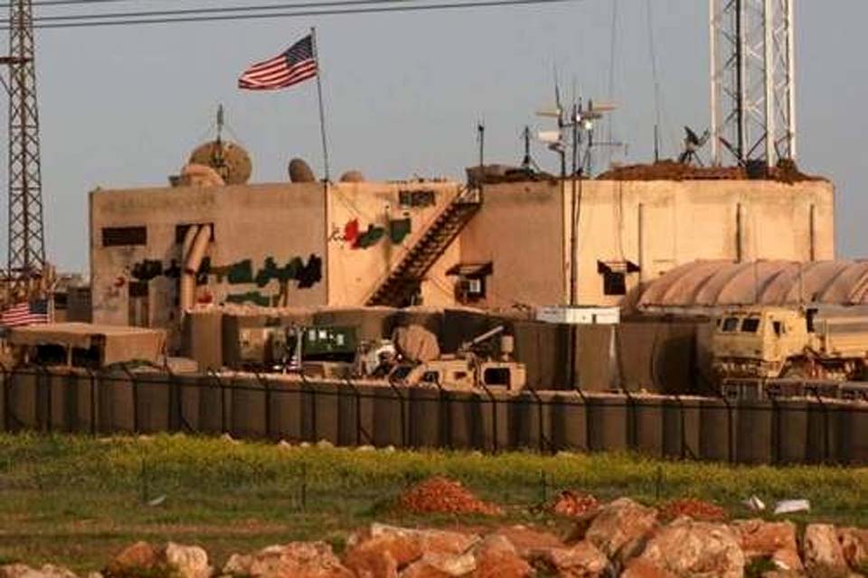 Base dos Estados Unidos sofre ataque com foguetes no nordeste da Síria