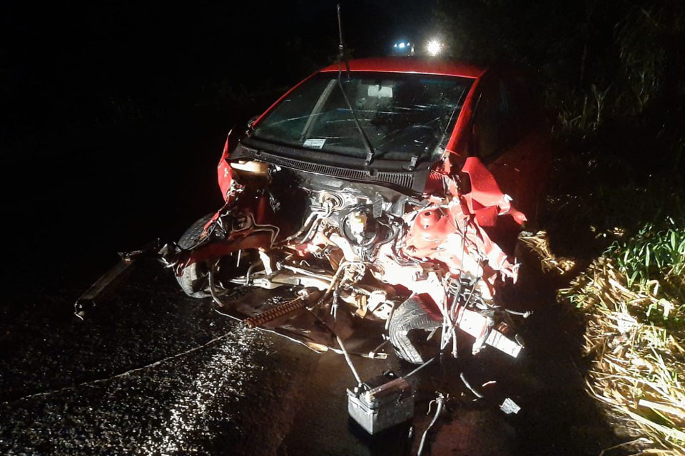 Carro tem motor arrancado após colidir com caminhonete na BR-364