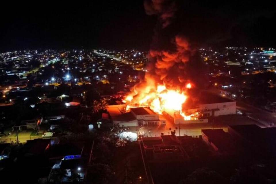 Incêndio destrói loja da Ciclo Cairu em Pimenta Bueno e deixa cenário devastador