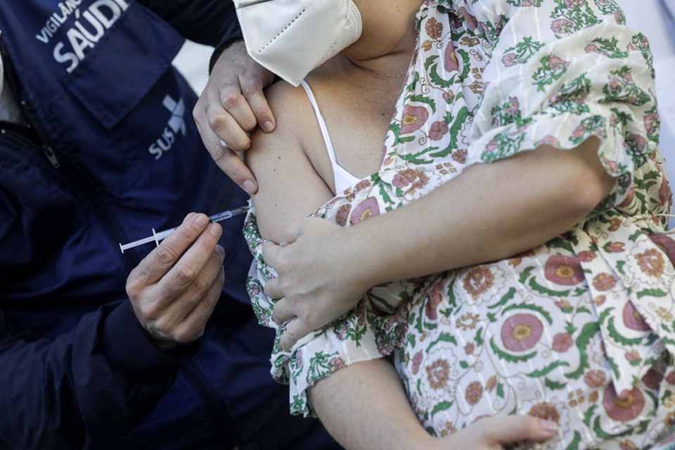 Anvisa orienta suspensão de vacina da AstraZeneca para grávidas