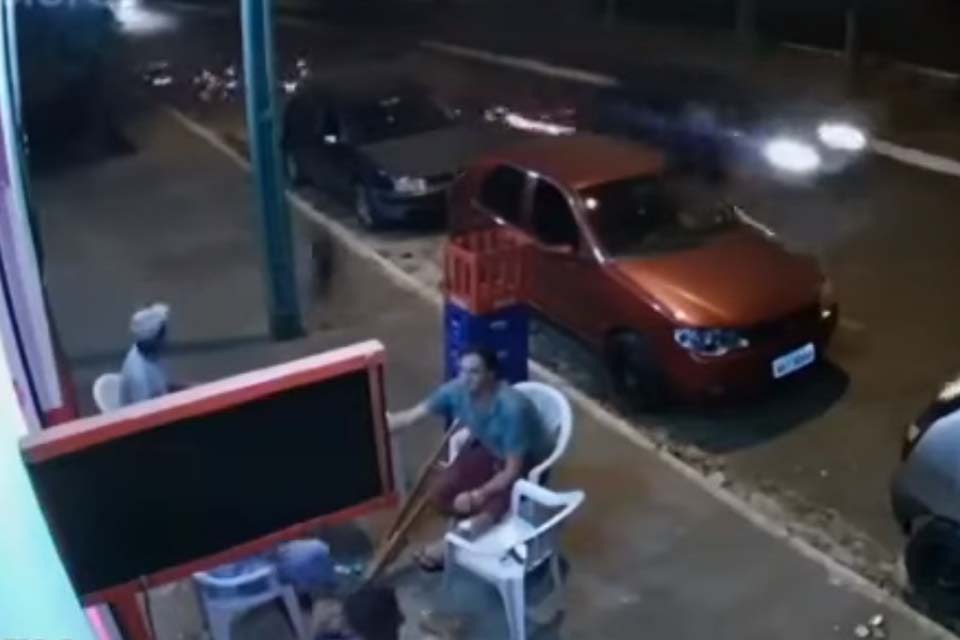 VÍDEO - Roda de carro se solta e atinge homem de muletas na calçada