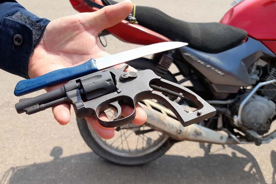 Dupla é presa com arma e moto roubada depois de fazer assalto na zona sul