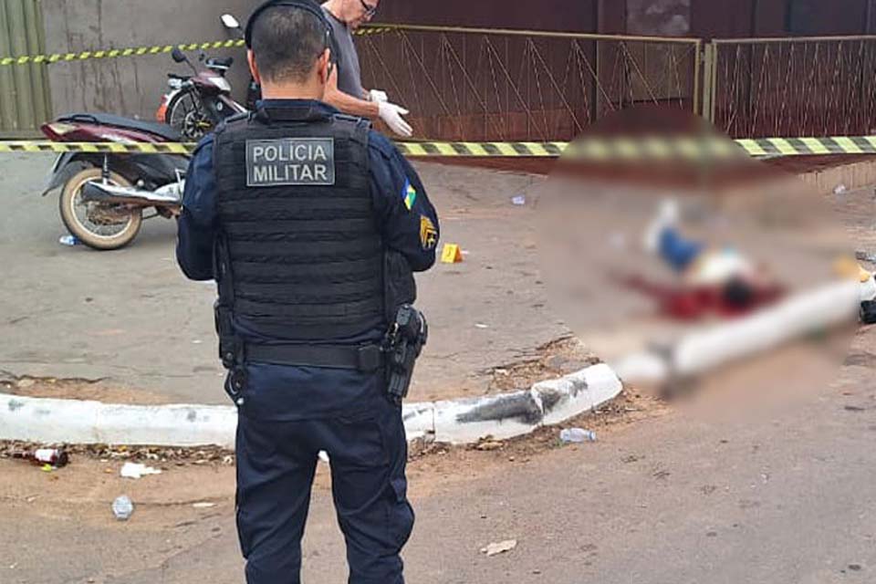 Jovem é morto a tiros na Avenida Guaporé em frente de Bar