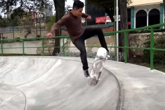 Manobra de skate dá errada e jovem perde o dente 