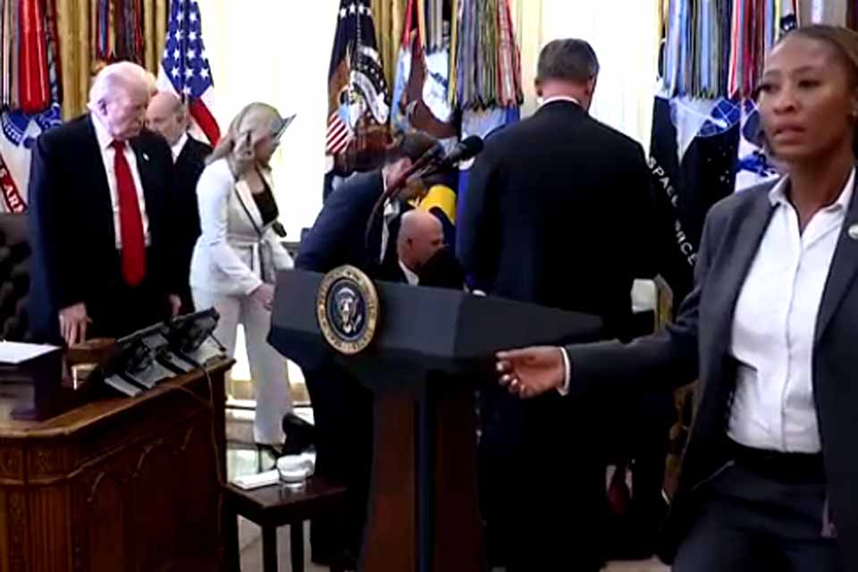 Homem passa mal e cai ao lado de Trump durante evento na Casa Branca