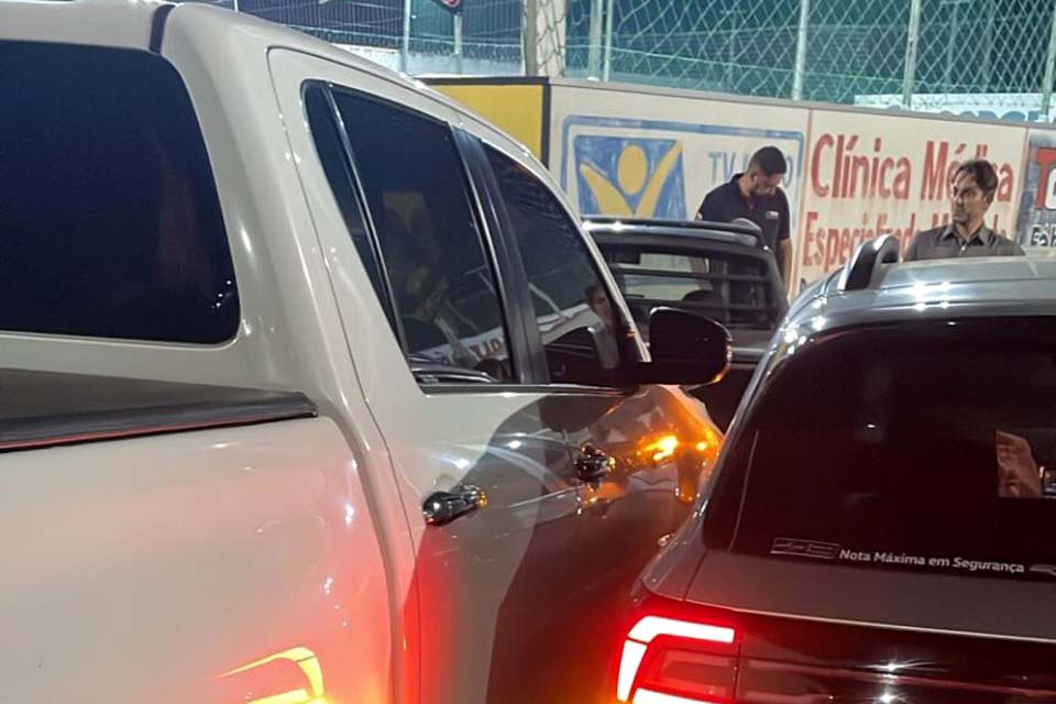 Caminhonete avança preferencial e causa acidente com dois veiculos 