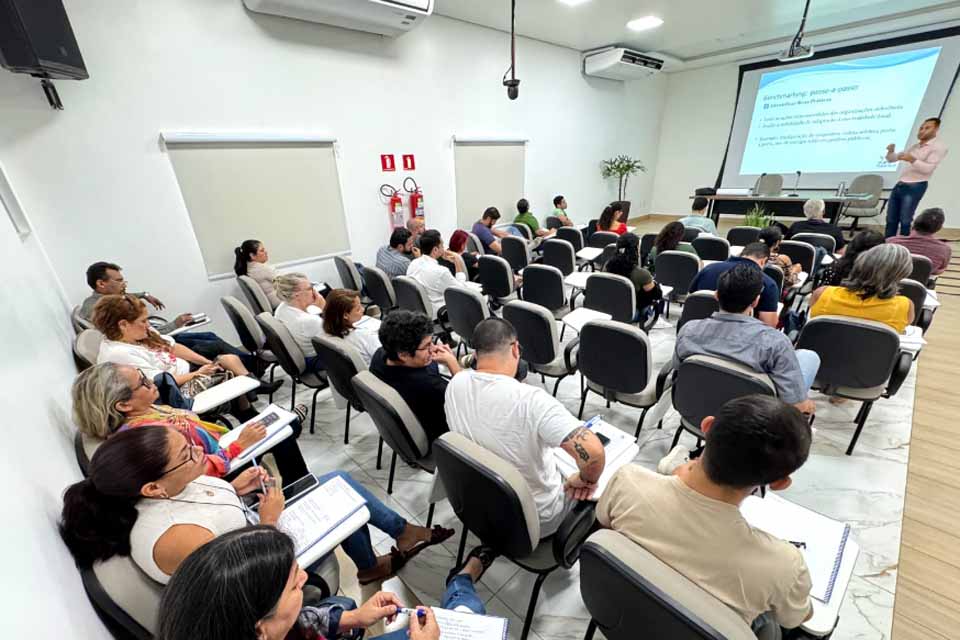 Servidores recebem curso de Educação Ambiental e Consumo Racional de Recursos