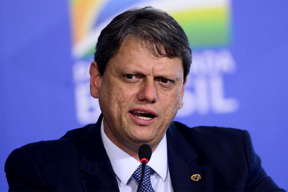 Objetivo é fazer com que brasileiro voe mais, diz ministro
