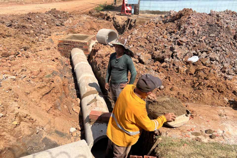 Obra de drenagem na rua Ponto do Coqueiro avança no bairro Três Marias