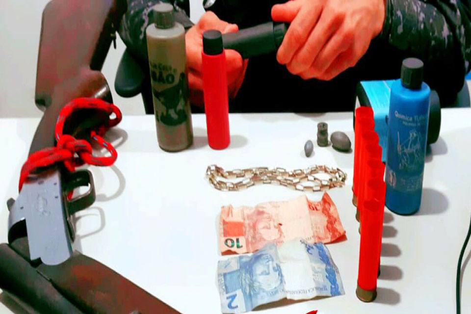 Batalhão de choque prende três com arma e droga na zona leste