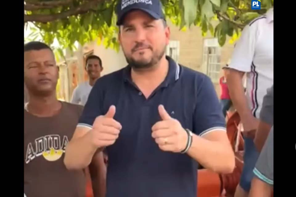 Jean Mendonça entrega equipamentos agrícolas à associação em Pimenta Bueno