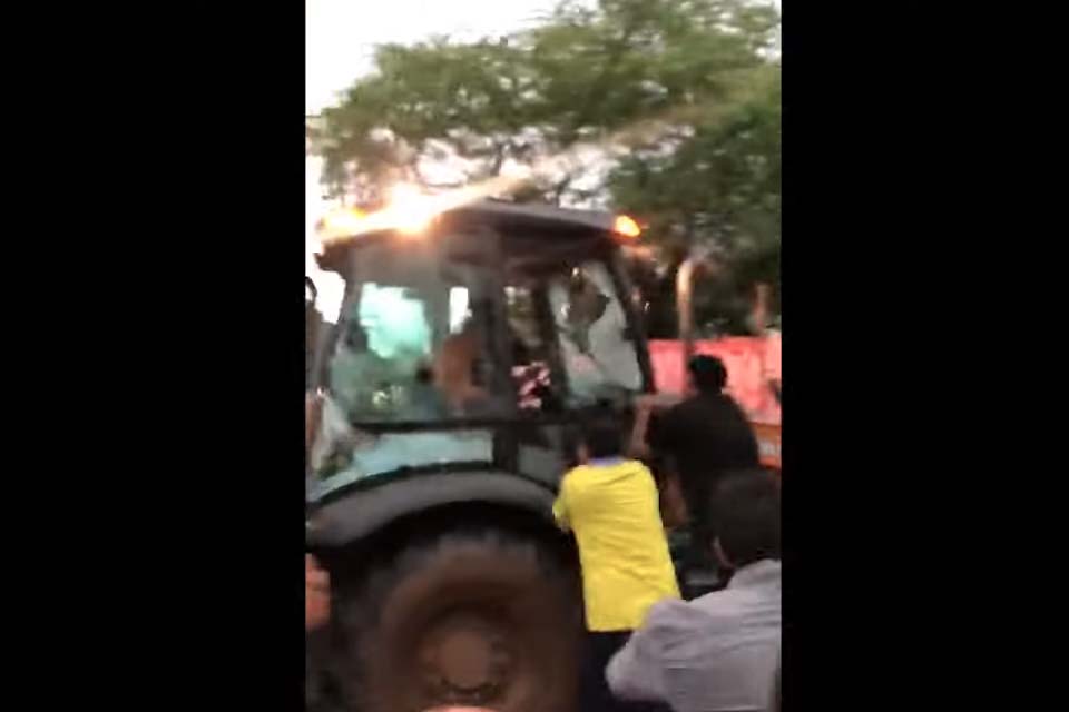 VÍDEO - Senador Cid Gomes é baleado ao avançar com trator contra policiais em protesto