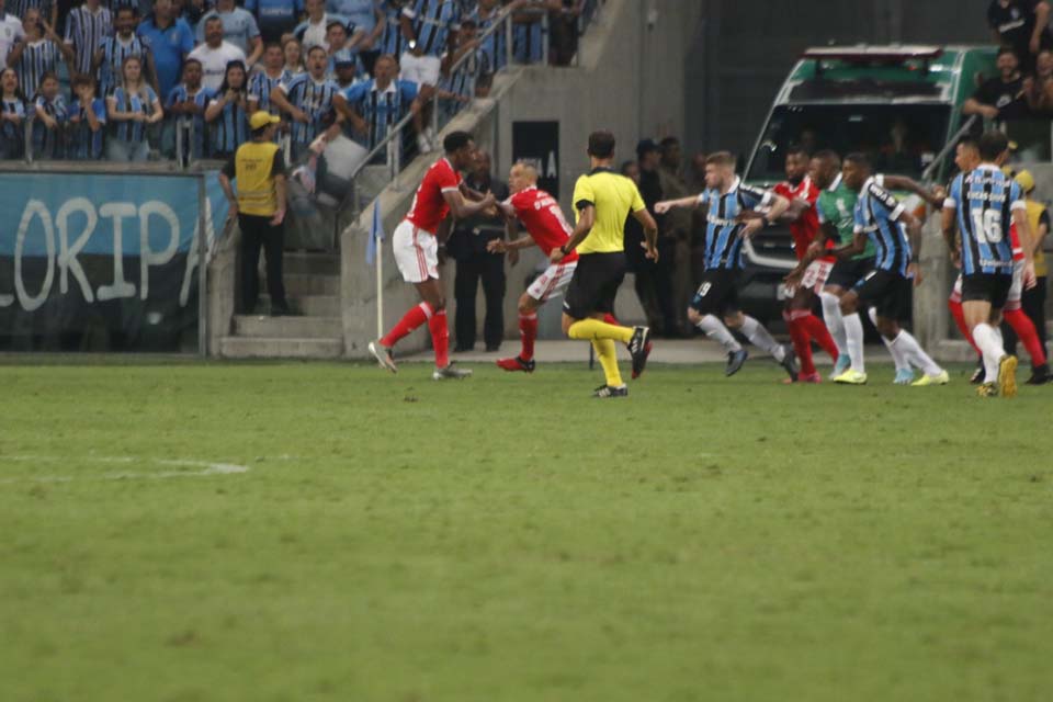 VÍDEO - Assista a briga generalizada entre jogadores de Grêmio e Internacional