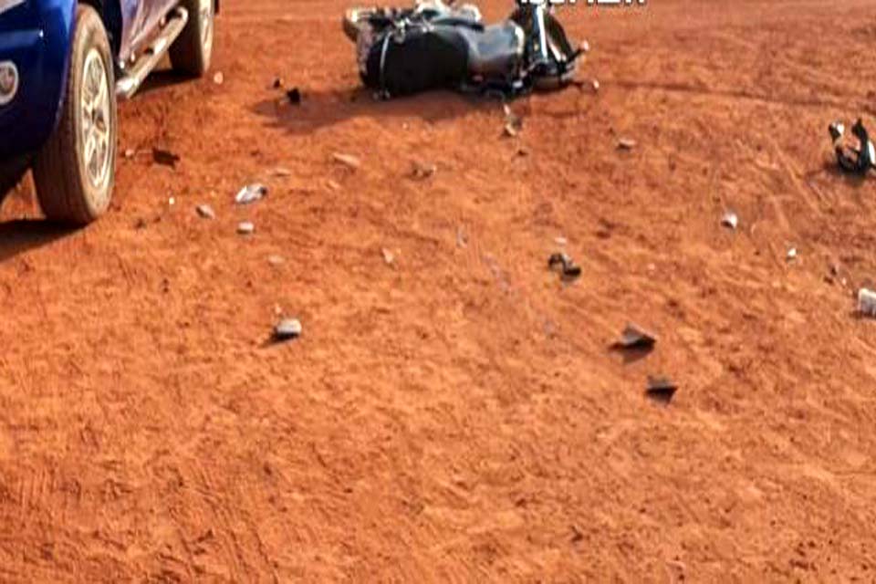 Motociclista é socorrido em estado grave após colisão com caminhonete