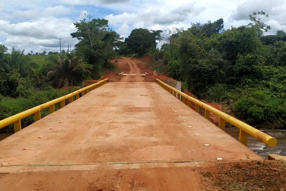 Ponte sobre o rio Araras, localizada na linha 34, é entregue aos moradores da região