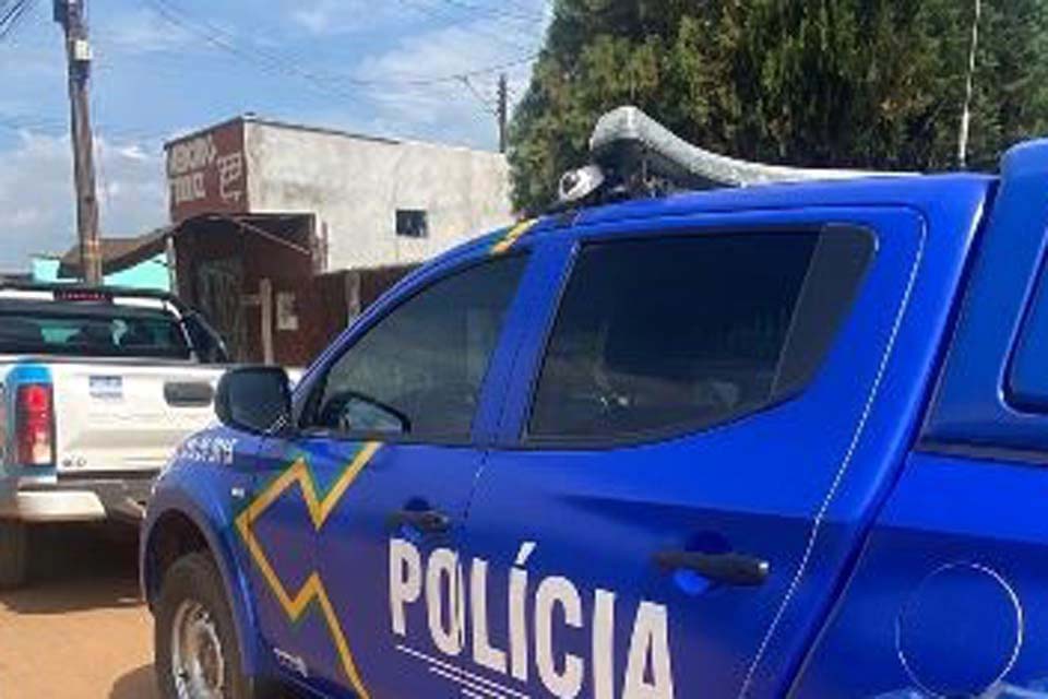 Suspeito de furto é encontrado dormindo em varanda de casa e acaba preso