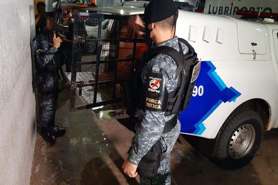 Homem é preso com moto roubada enquanto usava drogas na zona leste