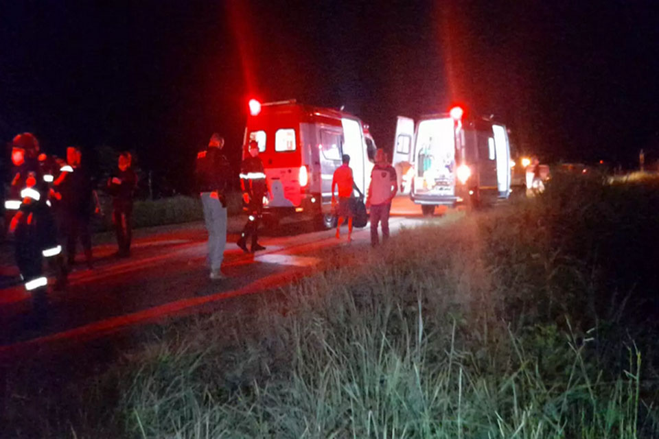 Ônibus com 27 passageiros cai em barranco na BR-319 e deixa vários feridos