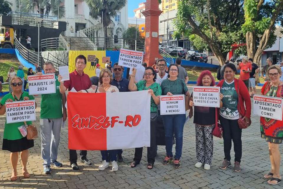 SINDSEF-RO protesta contra reajuste zero em ato grevista da educação na Praça Getúlio Vargas