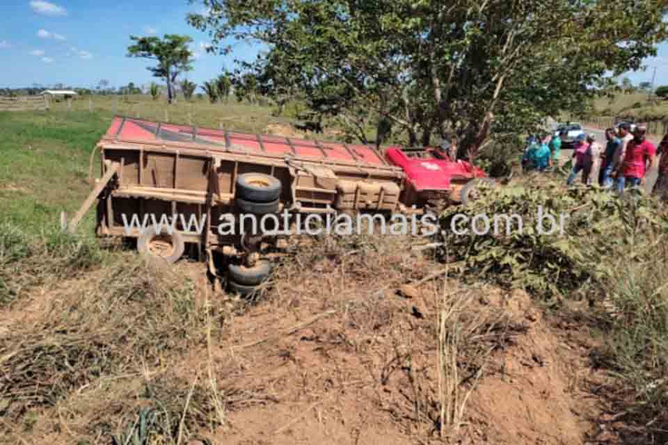 Motorista fica preso às ferragens após tombar caminhão na RO-133