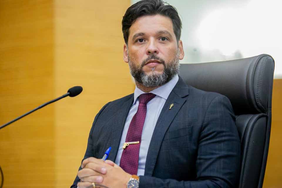 Deputado Delegado Camargo cobra transparência no pagamento de horas extras a servidores do Hospital João Paulo II