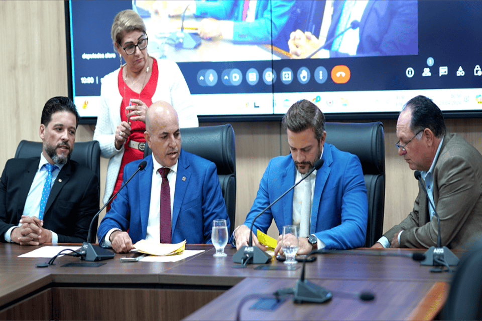 Comissão de Constituição e Justiça discute projetos sobre medicamentos e tarifa social