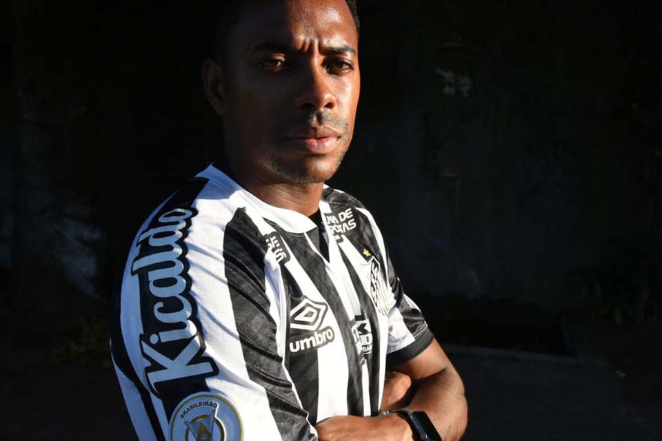 Robinho e Santos anunciam suspensão de contrato