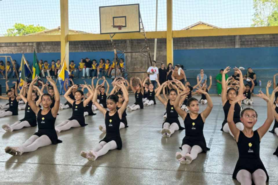 Escola João Ribeiro Soares comemora 25 anos do Projeto de Balé e entrega kits completos às alunas
