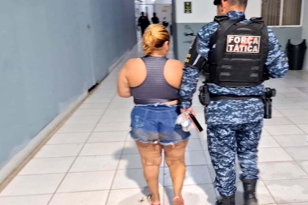 Mulher é presa pela Polícia Militar acusada de tráfico de drogas