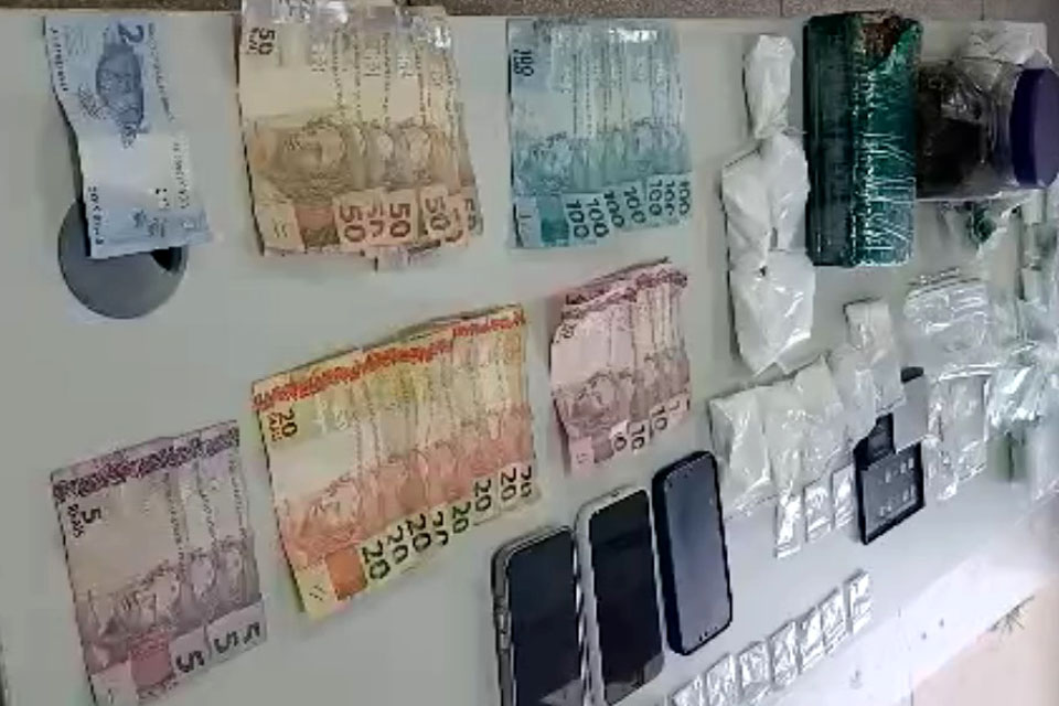 PM prende homem por tráfico e apreende drogas, dinheiro e celulares