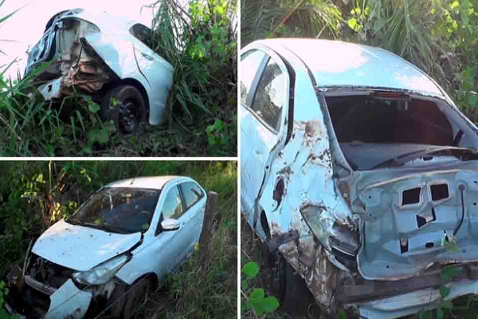 Grávida de oito meses é socorrida após carro capotar na RO-010