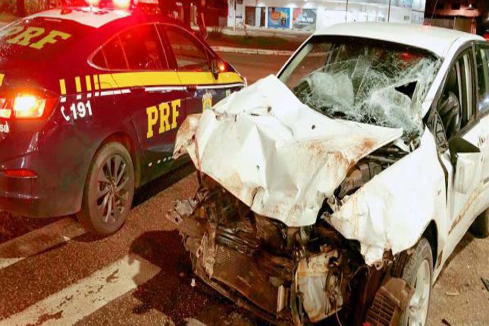 Colisão entre carro e caminhão deixa motorista e criança de 2 anos feridos