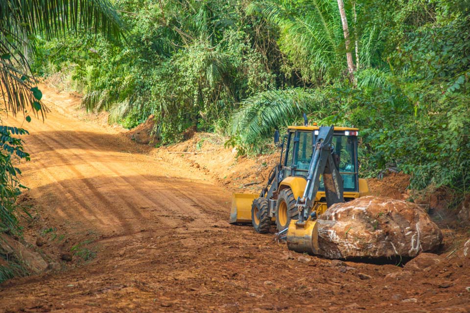 Prefeitura segue com serviço de patrolamento nas estradas rurais