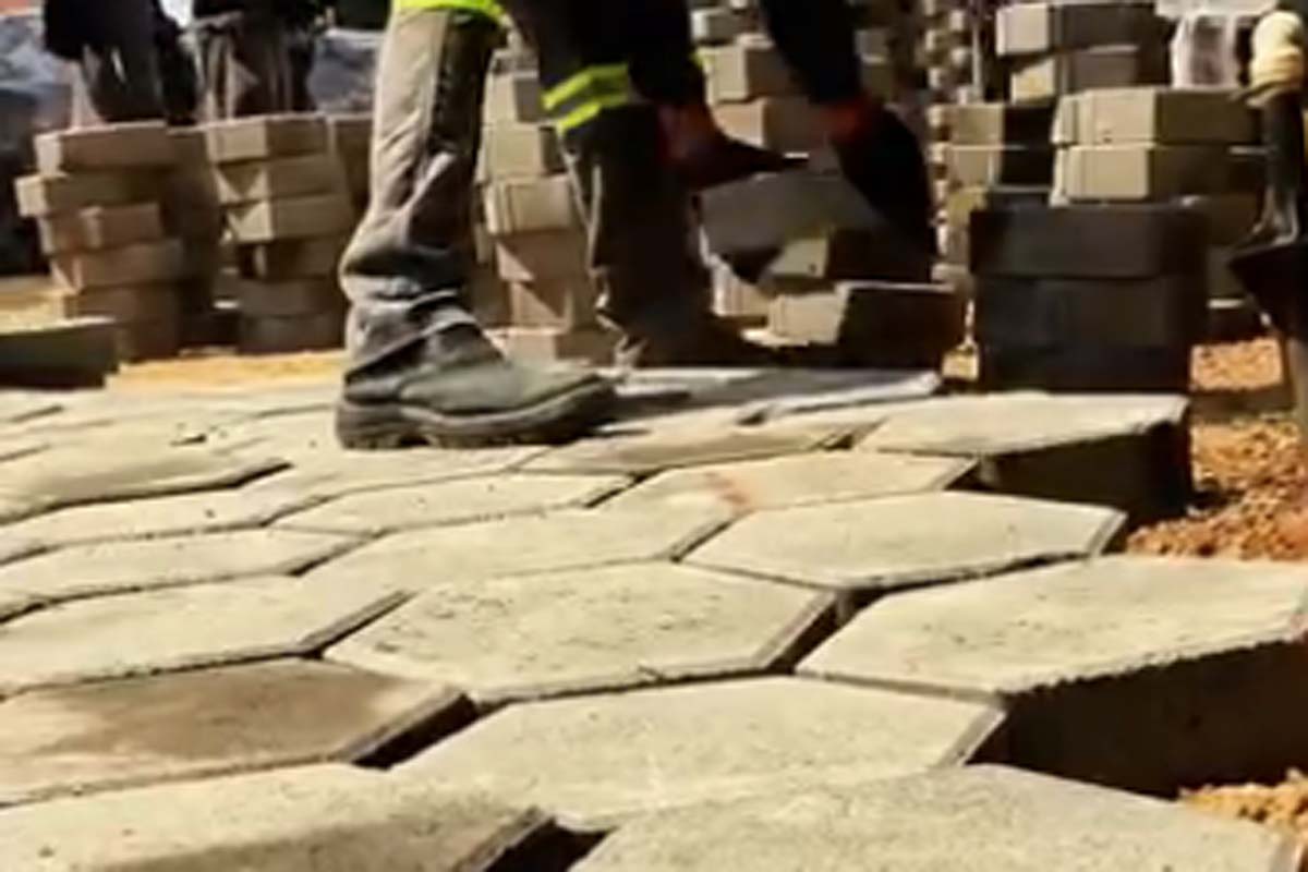 Prefeitura realiaza trabalhos de terraplanagem e aplicação dos blocos na Alameda Lírio no Setor 04