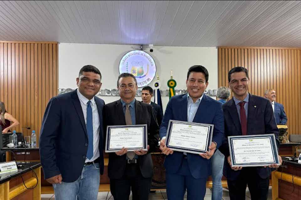 Deputado Cássio Gois e prefeitos são homenageados em sessão solene na Câmara de Espigão do Oeste.