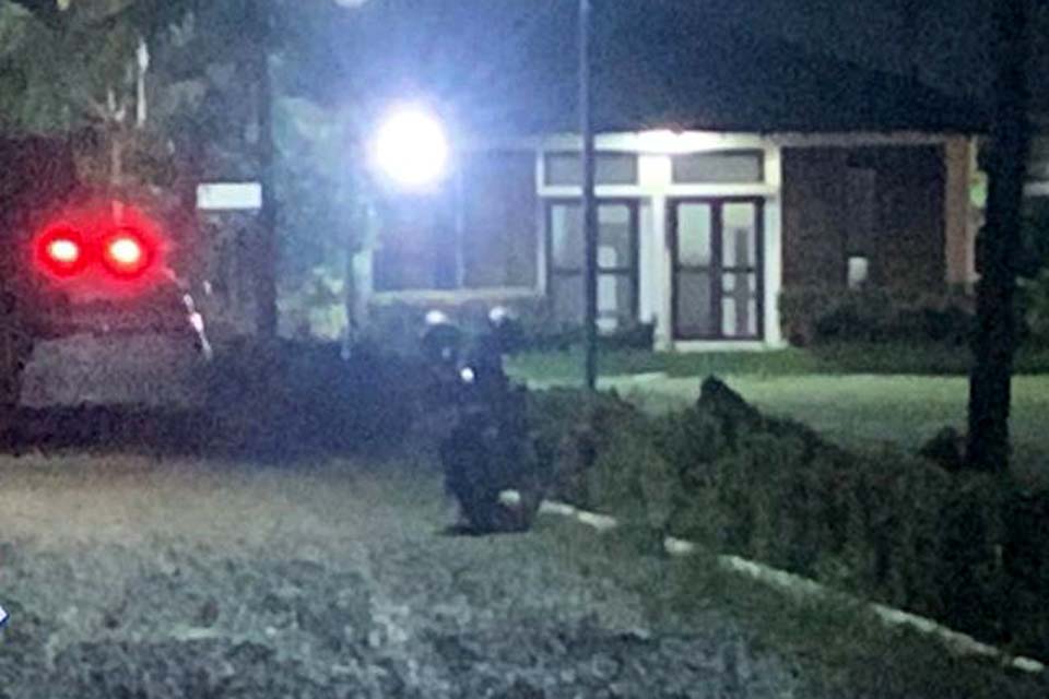 Segurança e policial trocam tiros em cemitério na BR-364