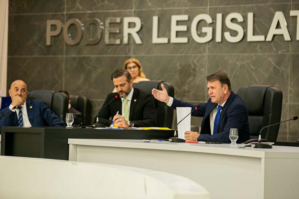 Deputado Luizinho Goebel participa de sessão da CCJR e destaca propostas em defesa da sociedade