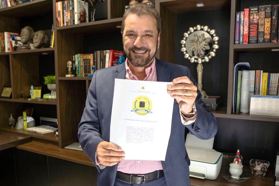 Prefeito Hildon Chaves assina contrato de concessão do complexo da Estrada de Ferro Madeira-Mamoré