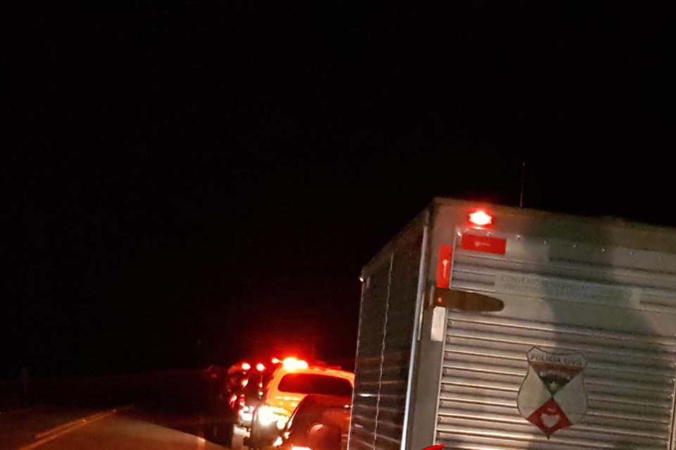 Caminhão foge após atingir moto com dois irmãos na BR-364 e um morre