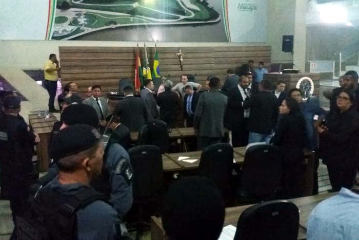 Briga interrompe eleição na Câmara de Vereadores de Macapá