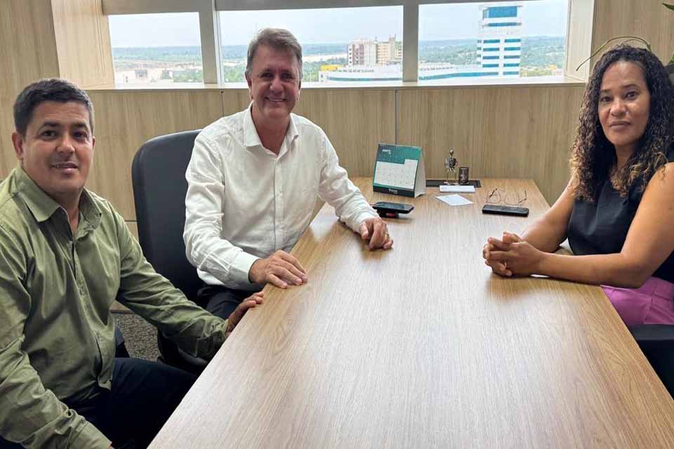 Deputado Luizinho Goebel recebe a vice-prefeita e vereador de Parecis em seu gabinete