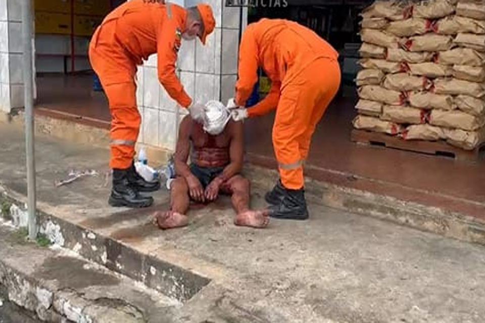 Homem é espancado a pauladas em frente o Mercado Central