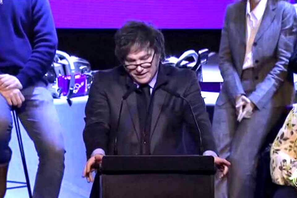 Chanceler da Argentina entrega renúncia a Milei