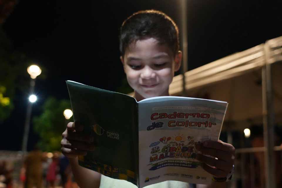 Prefeitura distribui mais de 7 mil cadernos de colorir durante a festa do Dia das Crianças