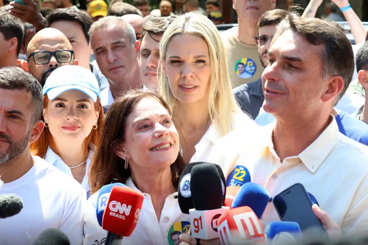 Flávio Bolsonaro diz que vai manter Bolsa Família e Farmácia Popular