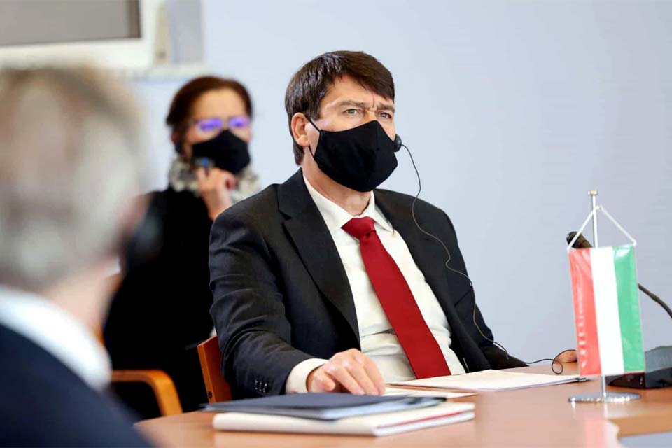 Presidente da Hungria promulga lei polêmica sobre homossexualidade