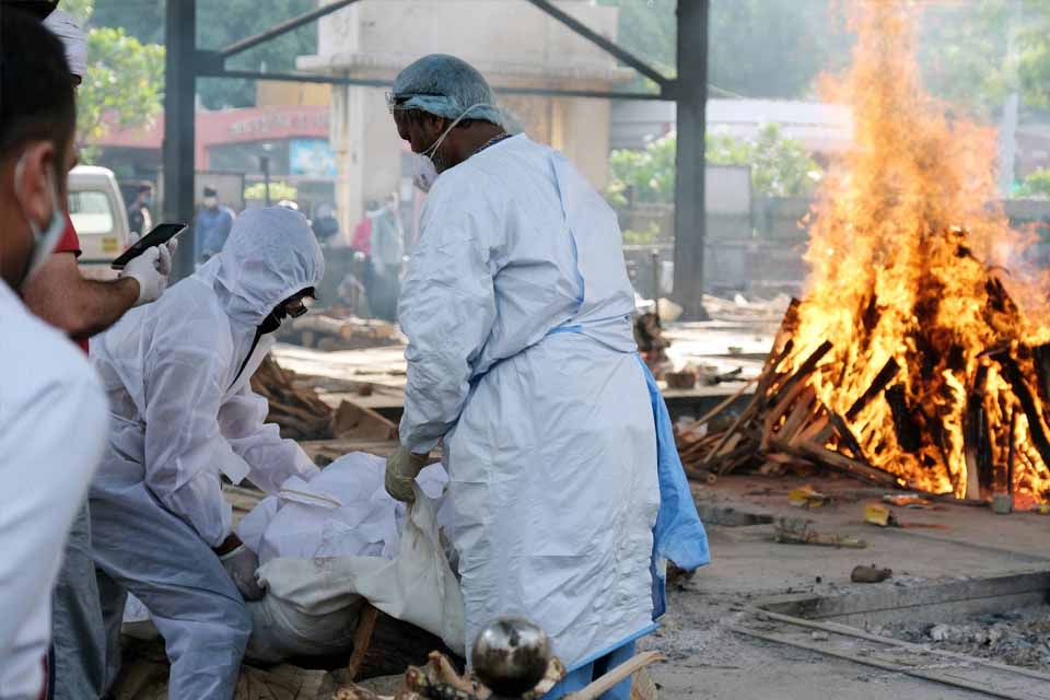 Índia ultrapassa 4.000 mortes diárias por COVID-19