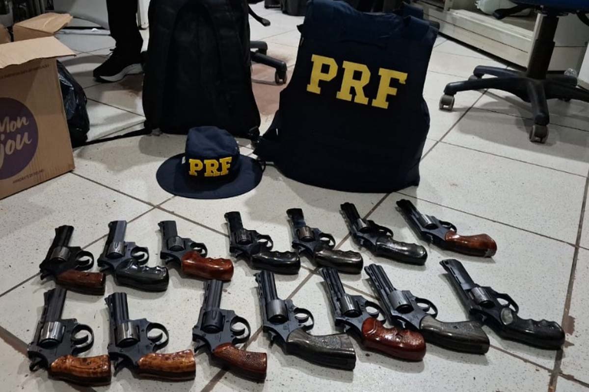 PRF apreende 14 armas em ônibus na BR-364 e prende passageiro 
