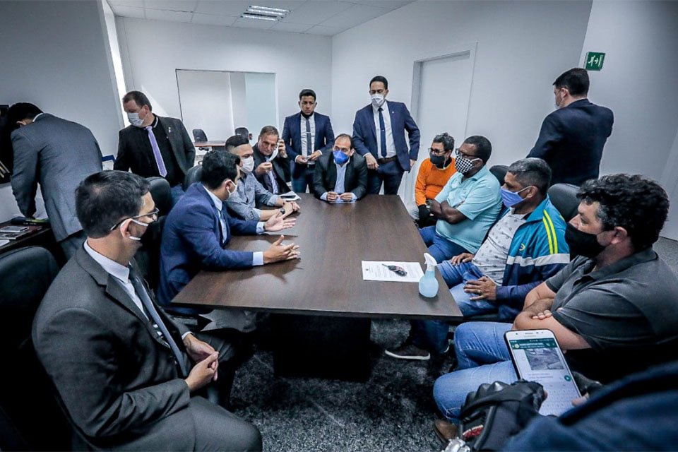 Presidente Laerte Gomes e deputados se reúnem com representantes dos mototaxistas