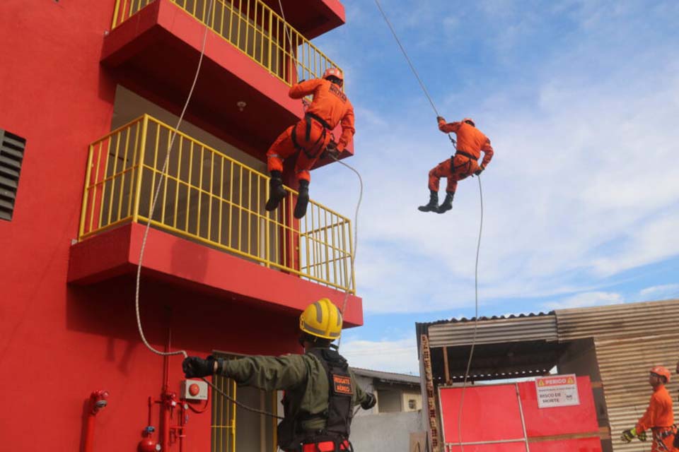 Governo do Estado entrega torre de salvamento ao Corpo de Bombeiros reforçando o treinamento de resgate em alturas
